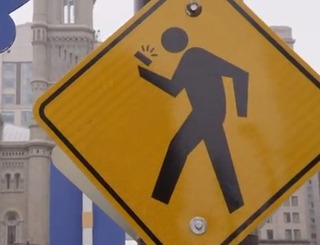A sign that provides a warning for distracted texters